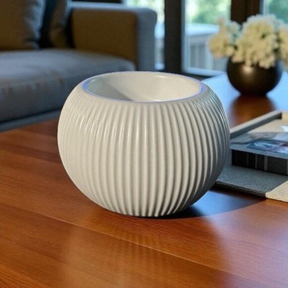 SCENTSY White Fluted Wax Warmer - Picture 2 of 3